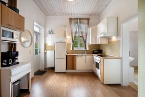 Jääkaappi, mikroaaltouuni, uuni, liesi