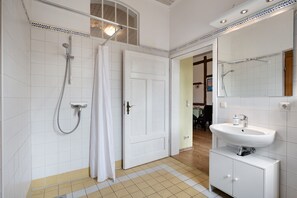 Douche, serviettes fournies