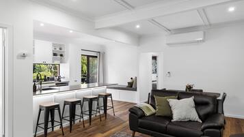 Smart-TV, Kamin, Stereoanlage