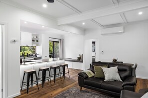 Smart TV, chimenea y estéreo