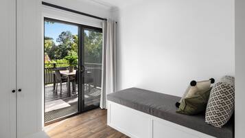 Smart TV, fireplace, stereo