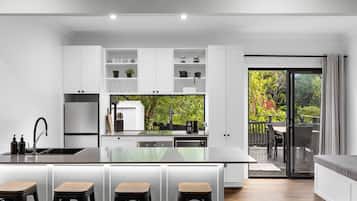 Frigorífic, microones, forn i placa de cuina