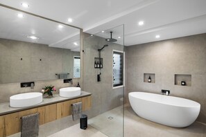 Douche, articles de toilette écologiques, serviettes fournies, savon