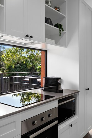 Refrigerador, microondas, horno y parrilla de estufa