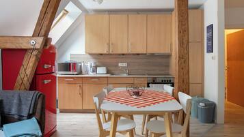 Frigorífico, microondas, horno y placa de cocina