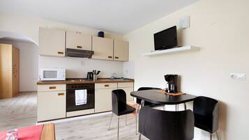 Geladeira, micro-ondas, fogão, cooktop