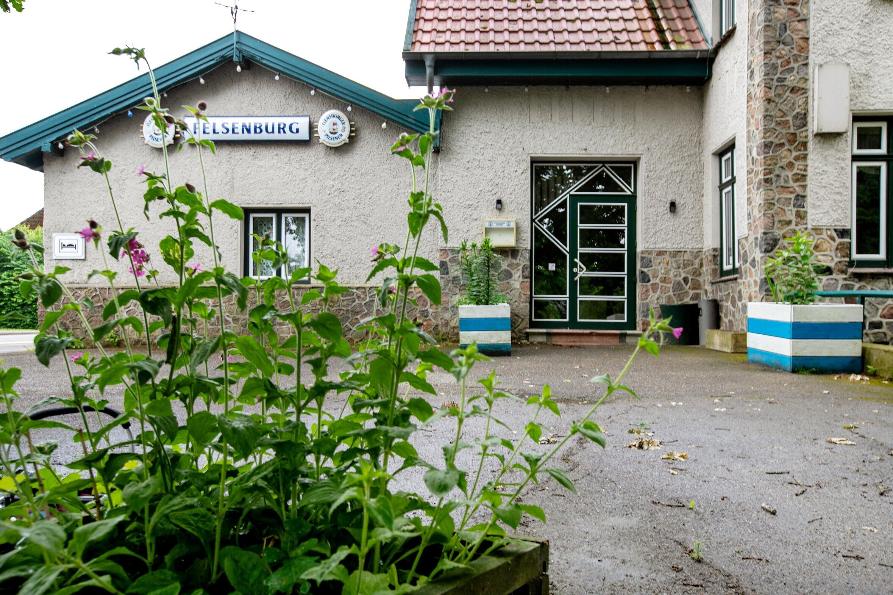 A building with a sign reading 'Felsenburg.'