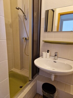 Douche, serviettes fournies