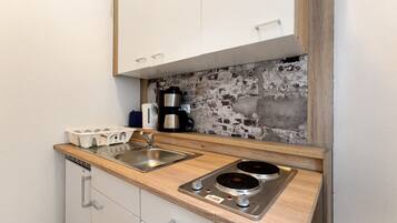 Frigorifero, microonde, piano cottura, macchina per tè/caffè