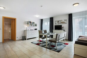 Dining - Studio Apartment 'Mia' with Mountain View, Balcony, and Wi-Fi (Ihrlerstein)