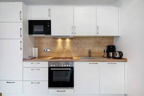 Frigorifero, microonde, forno, piano cottura