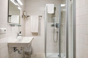 Shower, hair dryer, towels - Studio Apartment 'Mia' with Mountain View, Balcony, and Wi-Fi (Ihrlerstein)