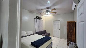 3 slaapkamers, een strijkplank/strijkijzer, gratis wifi, beddengoed