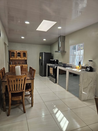 お食事. Modern House near a river "La Casita Cruz"