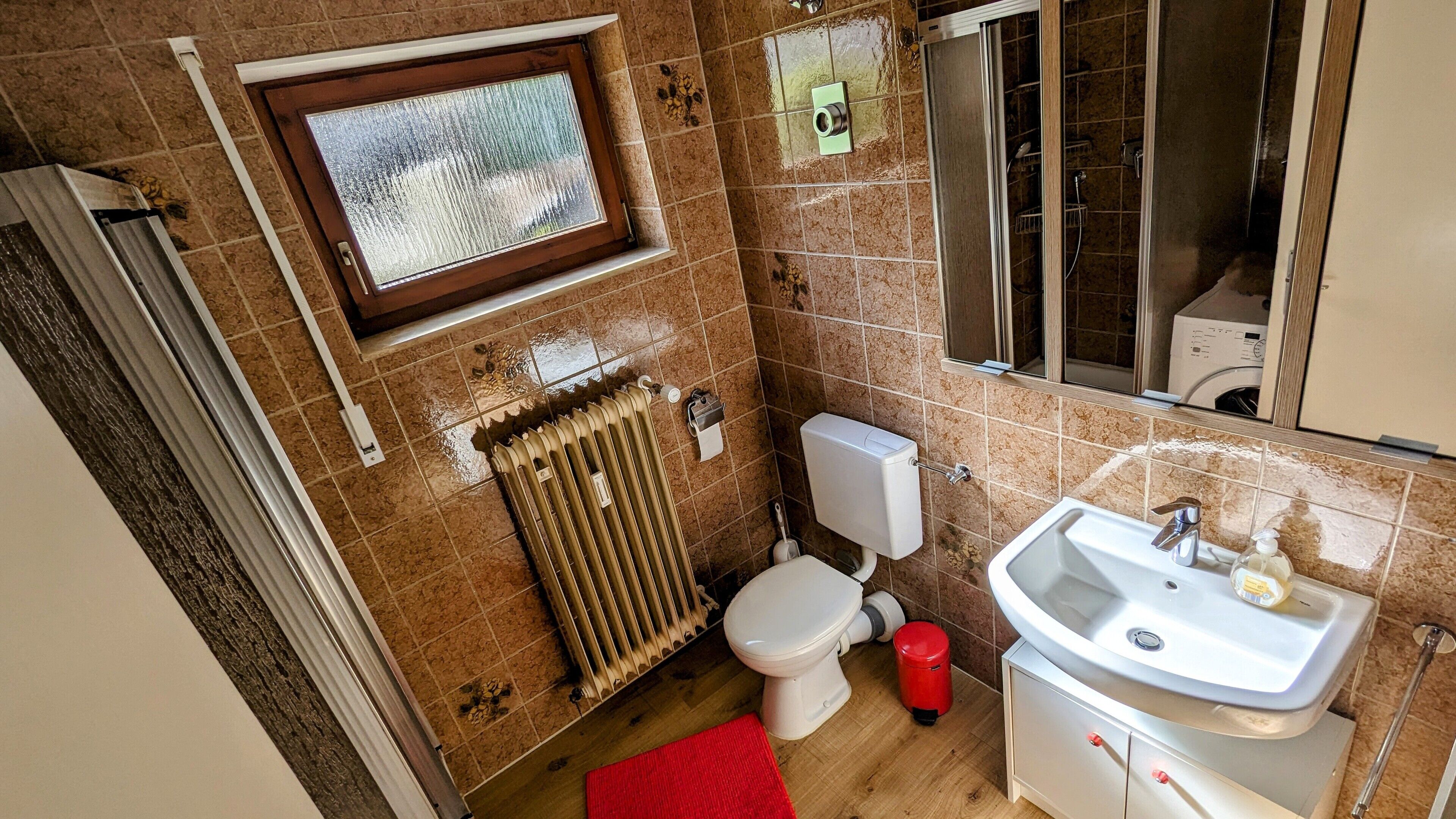 Dusche, kostenlose Toilettenartikel, Haartrockner, Handtücher