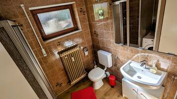 Dusche, kostenlose Toilettenartikel, Haartrockner, Handtücher