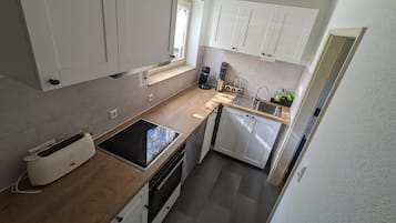 Frigorifero, forno, piano cottura, lavastoviglie