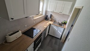 Frigorifero, forno, piano cottura, lavastoviglie