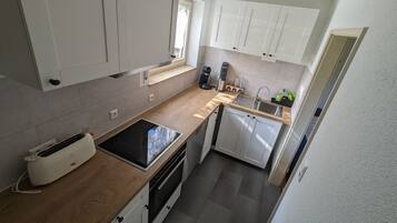 Fridge, oven, stovetop, dishwasher