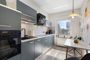 Jääkaappi, mikroaaltouuni, uuni, liesi