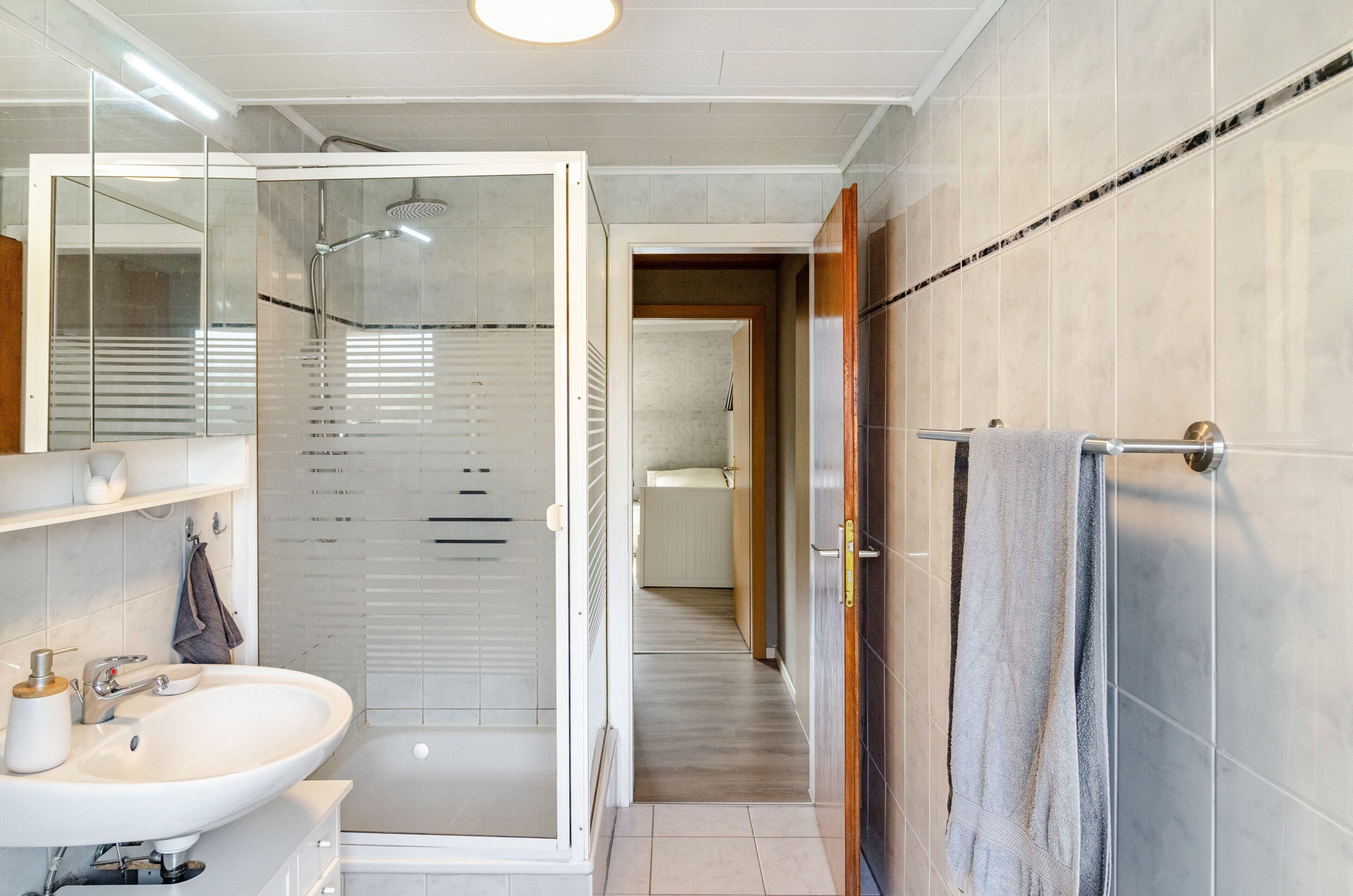 Een douche, een haardroger, handdoeken