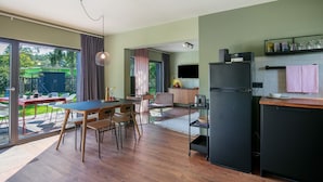 Una cocina moderna con comedor, ventanas amplias y vistas al exterior.