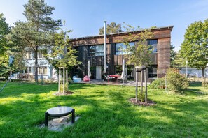 Outdoor dining - Holiday Home 'Ferienhaus Am Grimnitzsee' with Private Terrace, Private Garden and Wi-Fi (Joachimsthal)
