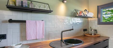 Fridge, oven, stovetop, dishwasher