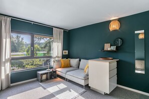 TV, fireplace