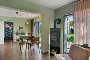 TV, fireplace - Holiday Home 'Ferienhaus Am Grimnitzsee' with Private Terrace, Private Garden and Wi-Fi (Joachimsthal)