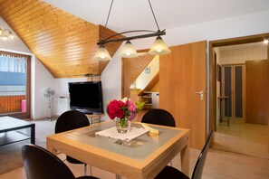 Dining - Apartment 'Haus Poppis' with Private Garden, Balcony and Wi-Fi (Kressbronn am Bodensee)