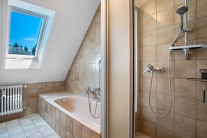 Shower, hair dryer, towels - Apartment 'Haus Poppis' with Private Garden, Balcony and Wi-Fi (Kressbronn am Bodensee)
