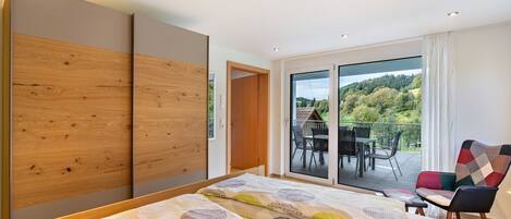 3 bedrooms, free WiFi, bed sheets, wheelchair access