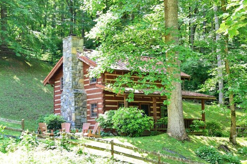 The Cove: Log Cabin! Pet Friendly! Fire Pit!