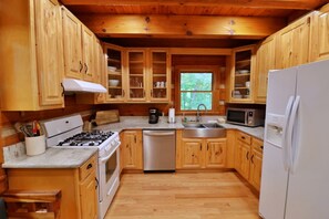 Fridge, microwave, oven, stovetop - The Ridge: Fire Pit, Screened Porch, Scenic Views, Gas Grill, Full Kitchen, Pet-Friendly (Whittier)