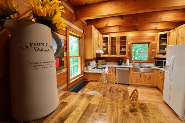 Fridge, microwave, oven, stovetop - The Ridge: Fire Pit, Screened Porch, Scenic Views, Gas Grill, Full Kitchen, Pet-Friendly (Whittier)
