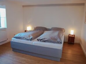 2 bedrooms, free WiFi, bed sheets - Holiday Home 'Reetdachhaus Auf Eiderstedt' with Private Terrace and Wi-Fi (Witzwort)