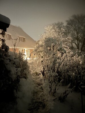 Property grounds - Holiday Home 'Reetdachhaus Auf Eiderstedt' with Private Terrace and Wi-Fi (Witzwort)