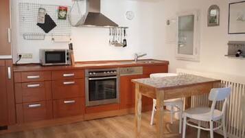 Køleskab, mikrobølgeovn, ovn, kogeplade