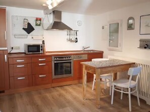 Fridge, microwave, oven, stovetop - Holiday Home 'Reetdachhaus Auf Eiderstedt' with Private Terrace and Wi-Fi (Witzwort)