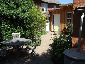 Outdoor dining - Holiday Home 'Reetdachhaus Auf Eiderstedt' with Private Terrace and Wi-Fi (Witzwort)