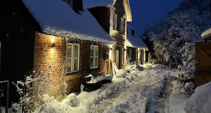 Ferienhaus 'Reetdachhaus Auf Eiderstedt' mit privater Terrasse und WLAN