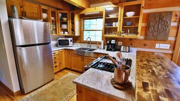 Kylskåp, mikrovågsugn, ugn och spishäll