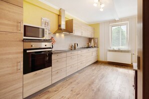 Fridge, microwave, oven, stovetop - Apartment 'Zum Moseltal' with Private Garden, Balcony and Wi-Fi (Raversbeuren)