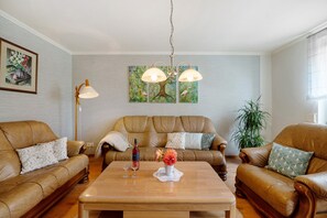 TV - Apartment 'Zum Moseltal' with Private Garden, Balcony and Wi-Fi (Raversbeuren)