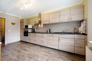 Fridge, microwave, oven, stovetop - Apartment 'Zum Moseltal' with Private Garden, Balcony and Wi-Fi (Raversbeuren)