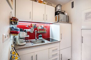 Réfrigérateur, micro-ondes, plaque de cuisson, cafetière/bouilloire