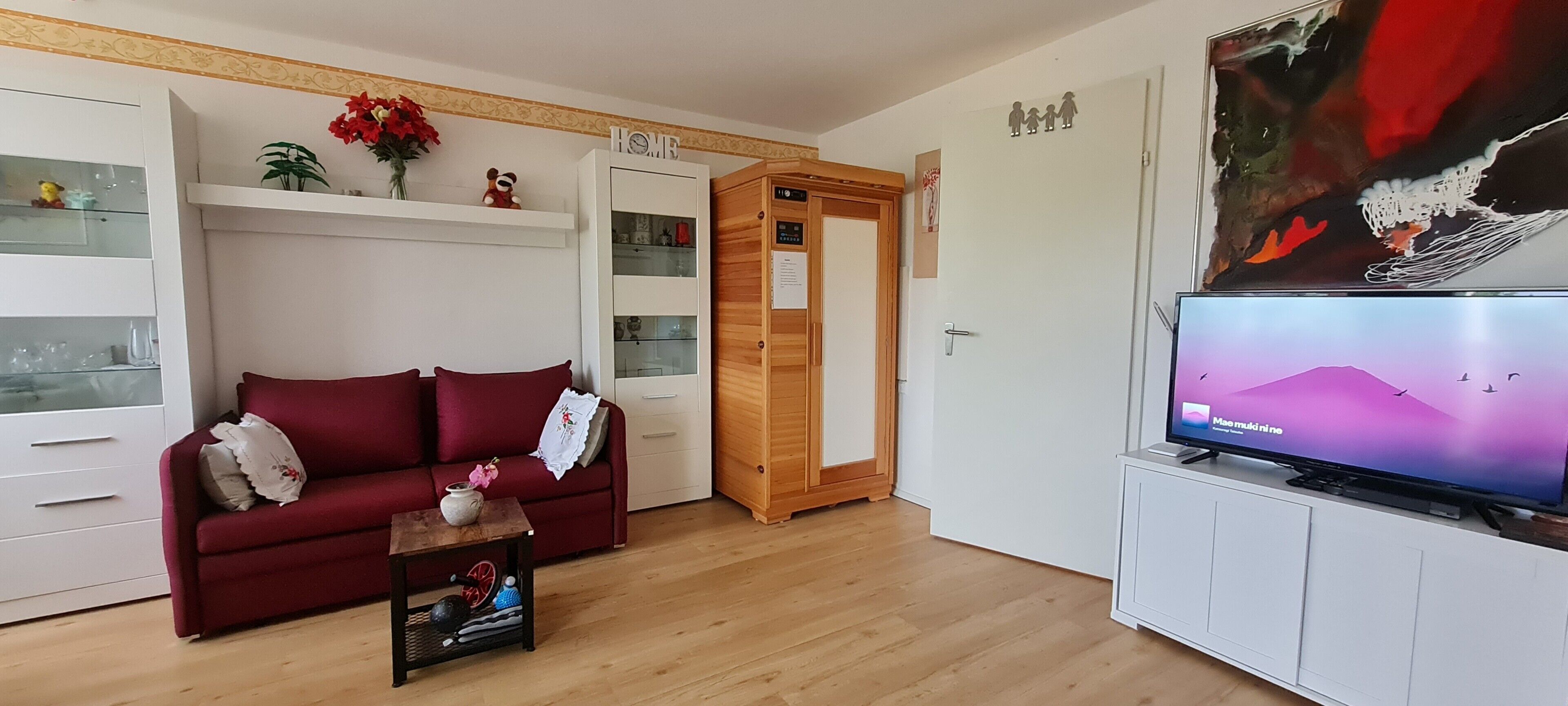 Fernseher, DVD-Player, Tischtennisplatte