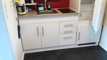 Kühlschrank, Mikrowelle, Herdplatte, Wasserkocher mit Kaffee-/Teezubehör