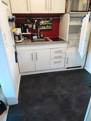 Geladeira, micro-ondas, cooktop, cafeteira/chaleira
